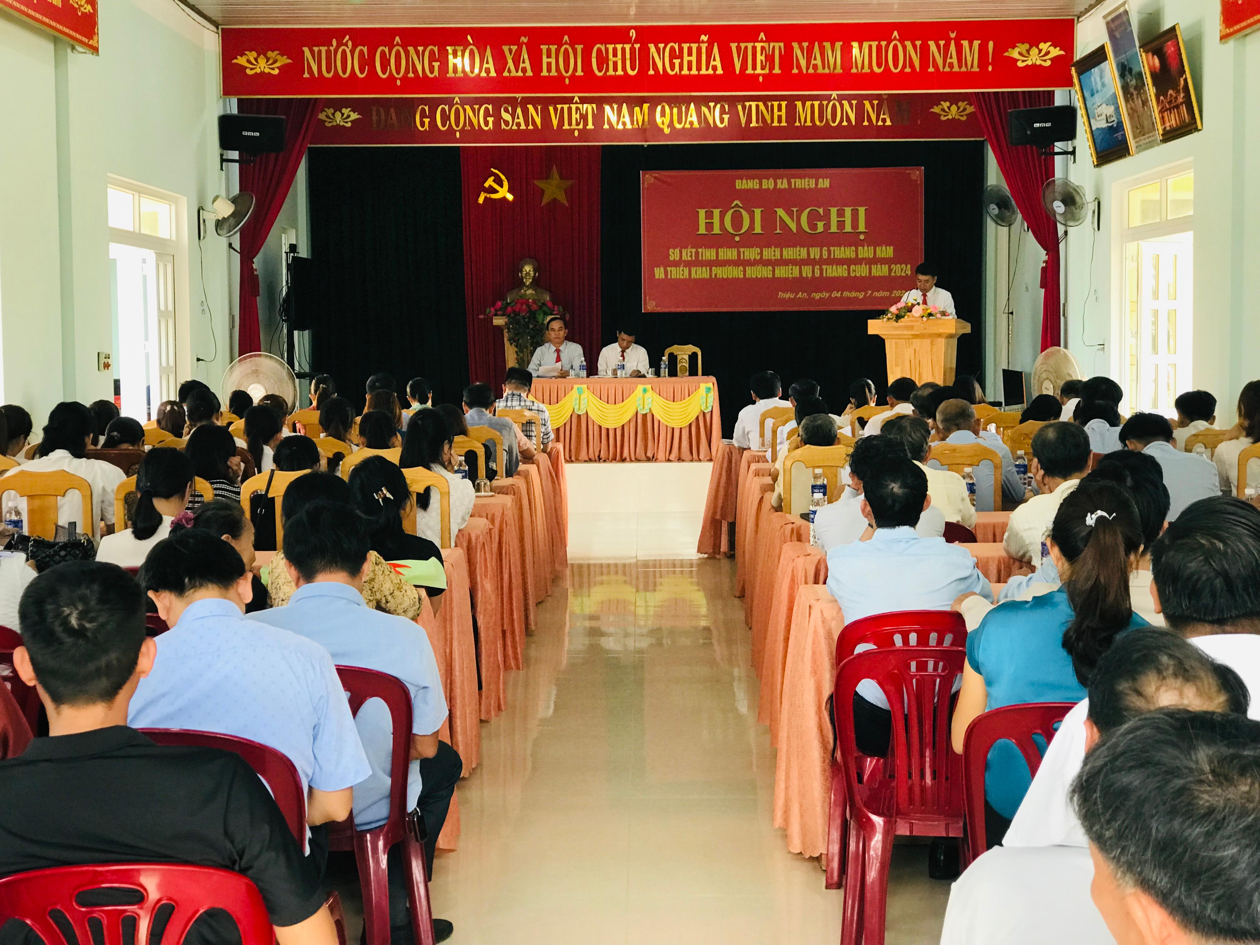 Đảng bộ xã Triệu An tổ chức Lễ trao tặng huy hiệu 40 năm tuổi Đảng và sơ kết tình hình thực hiện...